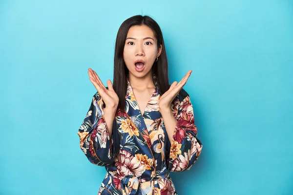 Elegant Young Asian Woman Kimono Studio Shot Surprised Shocked — Stock Photo, Image