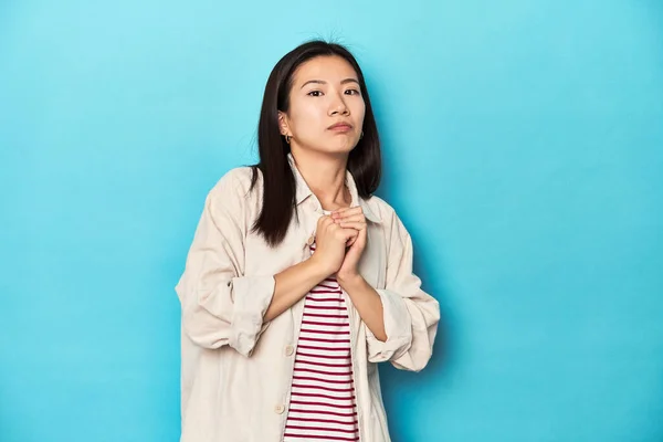 Mujer Asiática Con Camisa Capas Camiseta Rayas Asustada Asustada — Foto de Stock