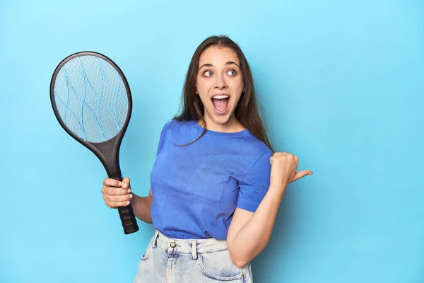 Woman Electric Bug Zapper Blue Background Points Thumb Finger Away — Stock Photo, Image