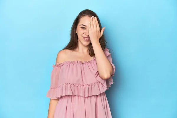 Mujer Joven Con Vestido Rosa Fondo Estudio Azul Que Divierte — Foto de Stock