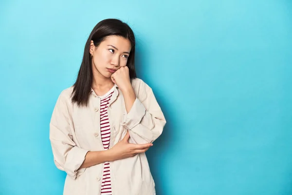 Femme Asiatique Chemise Couches Shirt Rayé Qui Sent Triste Coûteux — Photo