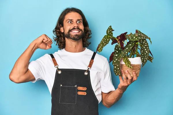 Sakallı Uzun Saçlı Bahçıvan Zafer Kazandıktan Sonra Bir Bitki Tutuyor — Stok fotoğraf