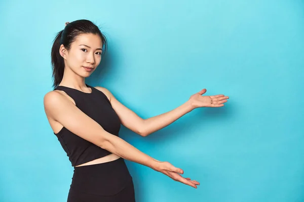 Ung Asiatisk Idrottskvinna Studio Skott Blå Bakgrund — Stockfoto