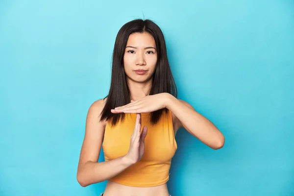 Mulher Asiática Topo Amarelo Verão Configuração Estúdio Mostrando Gesto Timeout — Fotografia de Stock