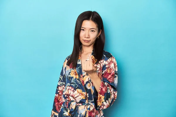 Élégante Jeune Femme Asiatique Kimono Studio Tourné Pointant Doigt Vers — Photo