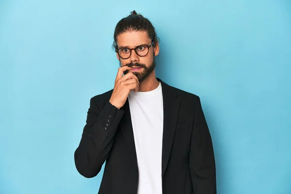 Geschäftsmann Anzug Mit Brille Und Bart Beißt Fingernägel Nervös Und — Stockfoto