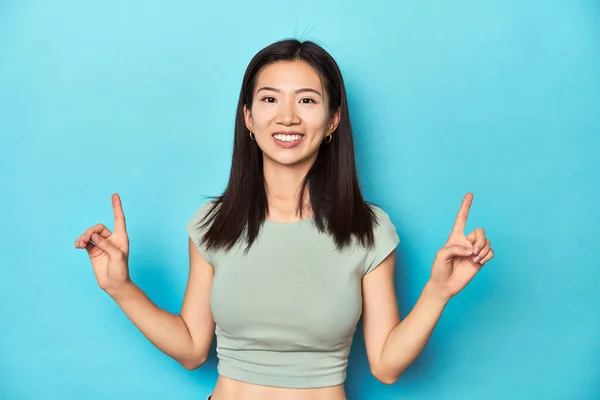 Yazın Yeşil Bluzlu Asyalı Kadın Stüdyo Arkaplanı Her Iki Parmağıyla — Stok fotoğraf