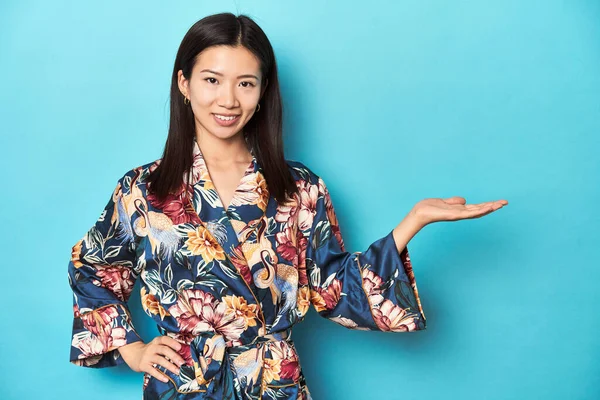 Elegante Joven Asiática Kimono Toma Estudio Mostrando Espacio Copia Una —  Fotos de Stock