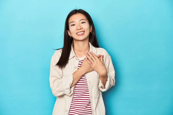 Mulher Asiática Camisola Camadas Camiseta Listrada Tem Expressão Amigável Pressionando — Fotografia de Stock