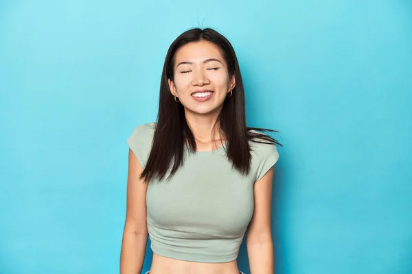 Azji Kobieta Lato Zielony Top Studio Tło Śmieje Się Zamyka — Zdjęcie stockowe