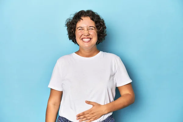 Mujer Joven Caucásica Con Pelo Corto Toca Barriga Sonríe Suavemente — Foto de Stock