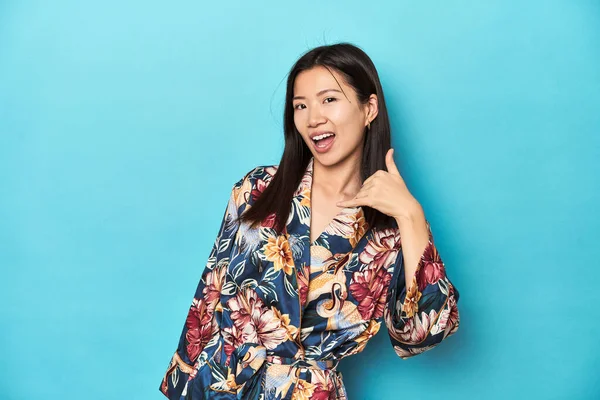 Elegant Young Asian Woman Kimono Studio Shot Showing Mobile Phone — Stock Photo, Image