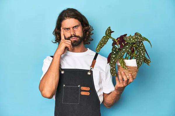 Een Langharige Tuinman Met Een Baard Die Een Plant Met — Stockfoto