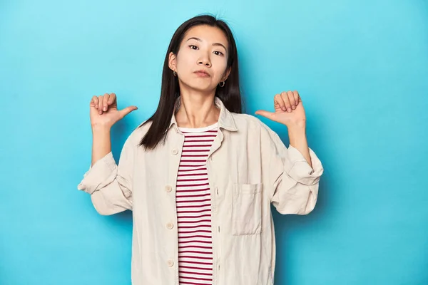 亚洲女人穿着层次分明的衬衫和条纹T恤 感到自豪和自信 可学习的榜样 — 图库照片