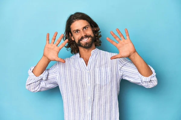 Muž Vousy Modré Pruhované Košili Modré Studio Ukazující Číslo Deset — Stock fotografie