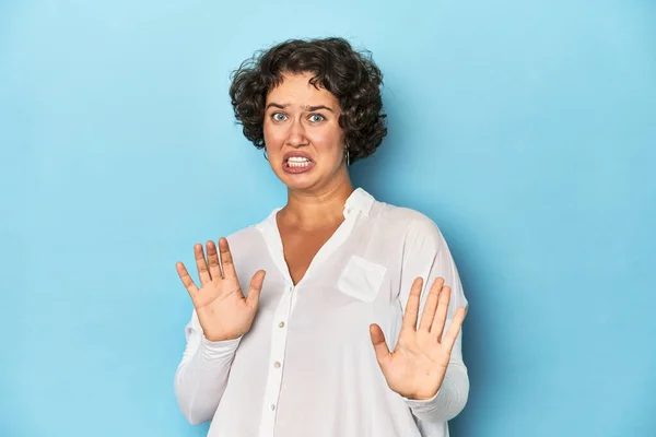 Mulher Branca Jovem Com Cabelo Curto Rejeitando Alguém Mostrando Gesto — Fotografia de Stock