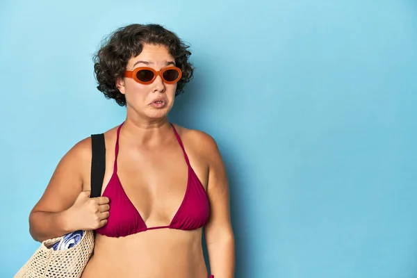 Young Woman Bikini Beach Bag Shrugs Shoulders Open Eyes Confused — Stock Photo, Image