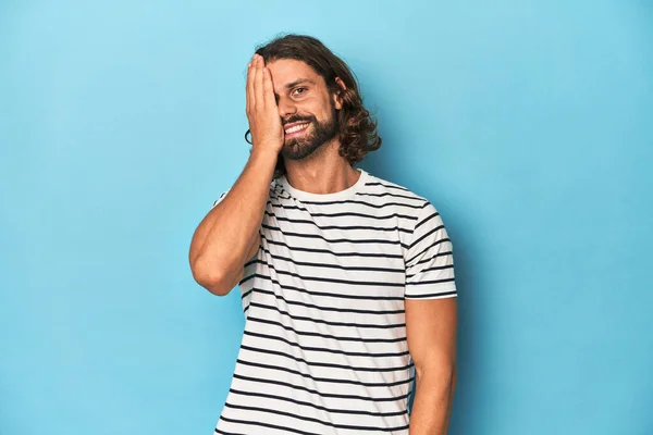 Bärtiger Mann Gestreiften Hemd Blauer Hintergrund Der Spaß Daran Hat — Stockfoto