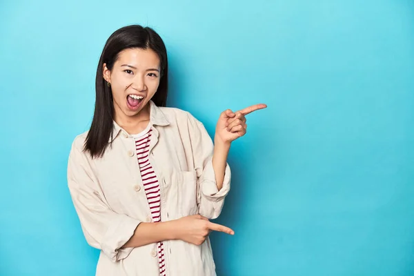 Femme Asiatique Chemise Couches Shirt Rayé Pointant Avec Les Index — Photo