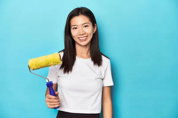 Young Asian Woman Paint Roller Diy Concept Happy Smiling Cheerful — Stock Photo, Image
