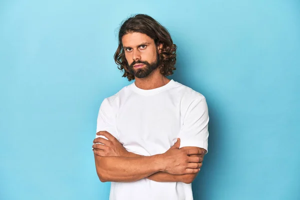 Bearded Man White Shirt Blue Backdrop Suspicious Uncertain Examining You — Stock Photo, Image