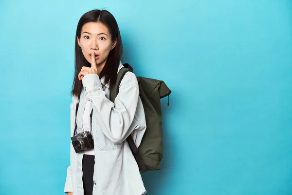 Young Asian Traveler Ready Capture Adventures Keeping Secret Asking Silence — Stock Photo, Image