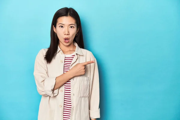 Femme Asiatique Chemise Couches Shirt Rayé Pointant Vers Côté — Photo