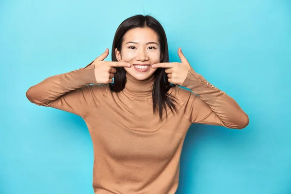 Jeune Femme Asiatique Col Roulé Marron Sourires Doigts Pointant Vers — Photo