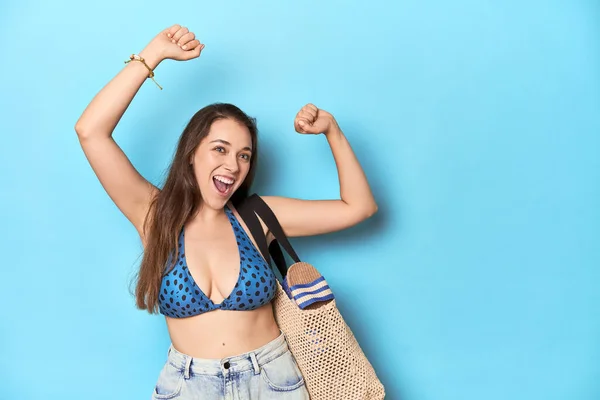 Szczęśliwa Kobieta Bikini Torbą Plażową Gotowa Wakacje Niebiesko — Zdjęcie stockowe