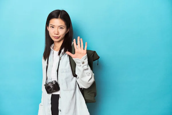 年轻的亚洲旅行者准备捕捉冒险 微笑着用手指展示第五名 — 图库照片