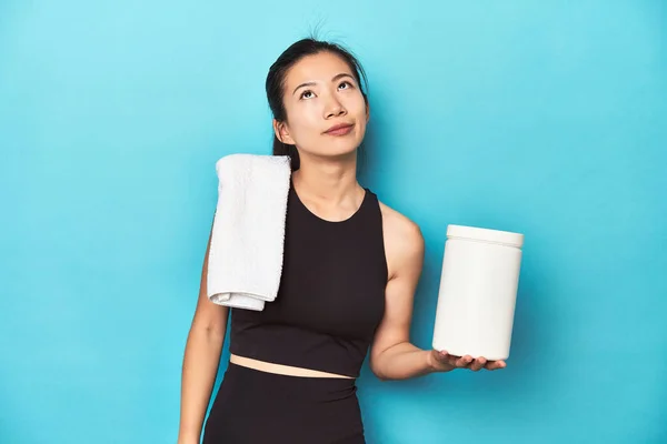 Junge Asiatische Sportlerin Mit Proteinflasche Fitnessstudio Einrichtung Träumt Davon Ziele — Stockfoto