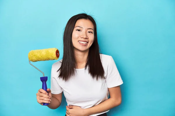Young Asian Woman Paint Roller Diy Concept Laughing Having Fun — Stock Photo, Image