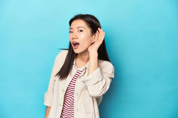 Mulher Asiática Camadas Camisa Listrado Shirt Tentando Ouvir Uma Fofoca — Fotografia de Stock