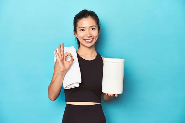 Junge Asiatische Sportlerin Mit Proteinflasche Fitnessstudio Setup Fröhlicher Und Selbstbewusster — Stockfoto