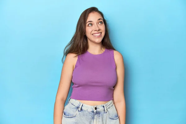 Модна Молода Жінка Фіолетовому Верху Синьому Фоні Розслаблена Щаслива Сміється — стокове фото