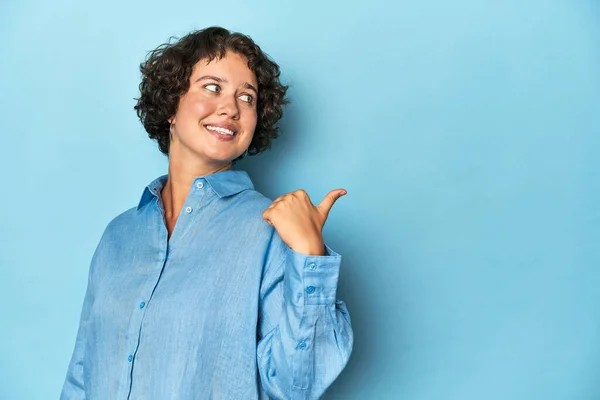 若い白人女性 短い髪のポイントと親指を離れて 笑いとケアフリー — ストック写真