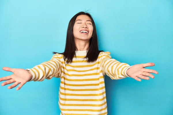 Asiatisk Kvinde Stribet Gul Sweater Føler Sig Sikker Give Knus - Stock-foto