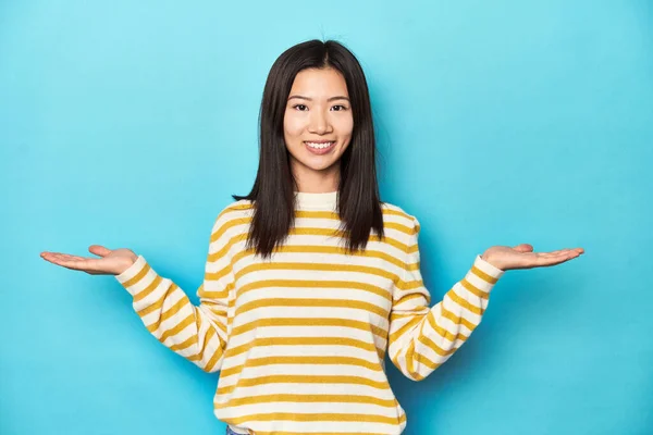 Azjatka Paski Żółty Sweter Sprawia Waga Ramionami Czuje Się Szczęśliwy — Zdjęcie stockowe
