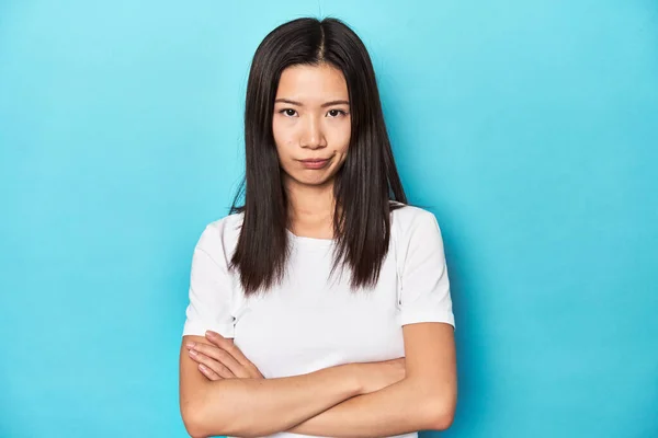 Mujer Asiática Joven Camiseta Blanca Toma Estudio Mirada Infeliz Cámara — Foto de Stock