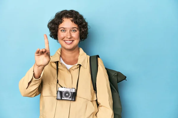 Ung Resenär Kvinna Med Vintage Kamera Visar Nummer Ett Med — Stockfoto