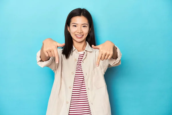 Femme Asiatique Chemise Couches Shirt Rayé Pointe Vers Bas Avec — Photo