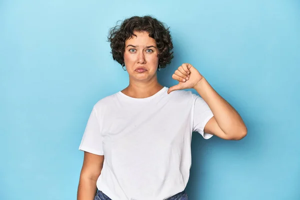 Mujer Caucásica Joven Con Pelo Corto Mostrando Gesto Aversión Pulgares — Foto de Stock