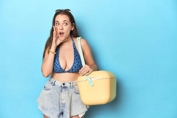 Vrouw Bikini Met Een Draagbare Strandkoeler Blauwe Studio Zegt Een — Stockfoto