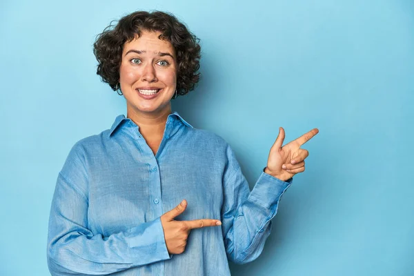 Kısa Saçlı Beyaz Bir Kadın Işaret Parmağıyla Fotokopi Çekilen Bir — Stok fotoğraf