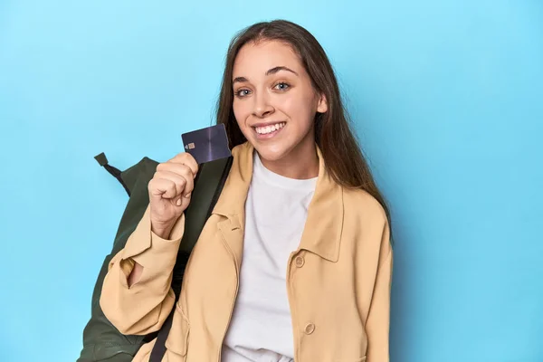 Jovem Viajante Mulher Com Mochila Cartão Crédito Azul — Fotografia de Stock