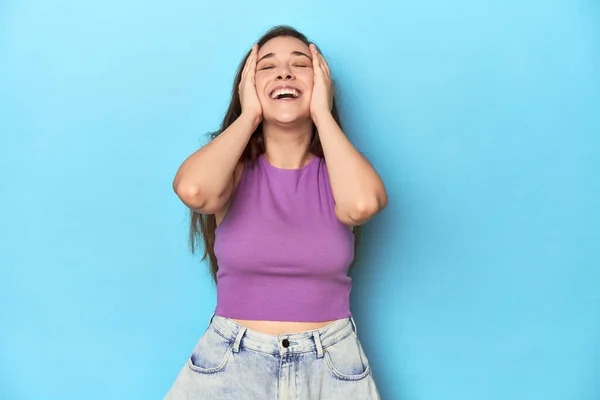 Módní Mladá Žena Purpurovém Top Modrém Pozadí Radostně Směje Držet — Stock fotografie