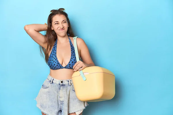 Vrouw Bikini Met Een Draagbare Strandkoeler Blauwe Studio Die Achterkant — Stockfoto