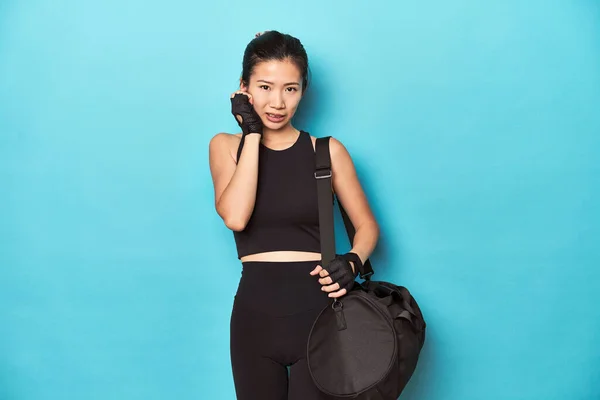 亚洲女人 带着健身用具 准备锻炼 用手捂住耳朵 — 图库照片