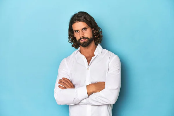 Bearded Man White Shirt Blue Backdrop Frowning Face Displeasure Keeps — Stock Photo, Image