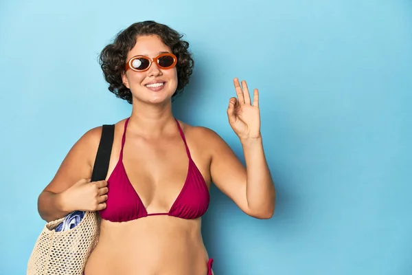 Mujer Joven Bikini Con Bolso Playa Alegre Confiado Mostrando Gesto — Foto de Stock